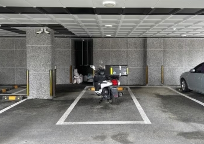 번호판없는 오토바이로 주차 꿀자리 '찜'…"신고도 못해요" 분통