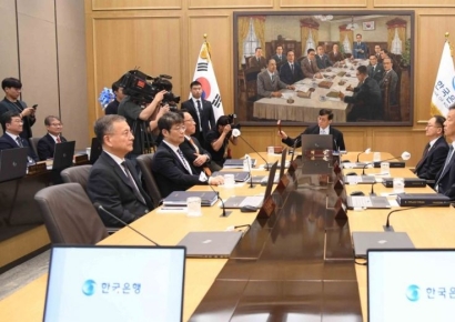 한은 금통위원들 "고환율, 집값상승 때문에 금리 못내려"