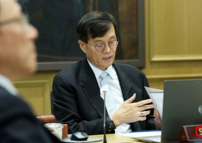 [포토] 자료 살펴보는 이창용 한국은행 총재