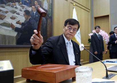 OECD도 韓 금리 인하 권고했지만…8월보단 10월에 무게