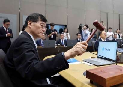 [포토] 의사봉 두드리는 이창용 한국은행 총재