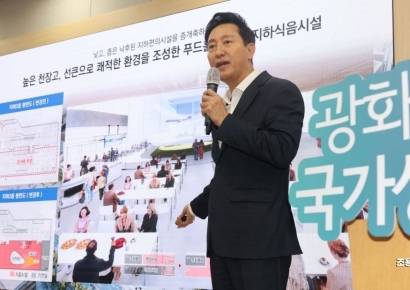 [포토] 광화문광장 태극기 조성 논란 설명회 하는 오세훈 시장