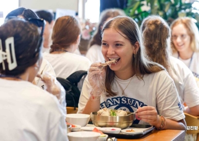 [포토] K-푸드 체험하는 외국인 학생들