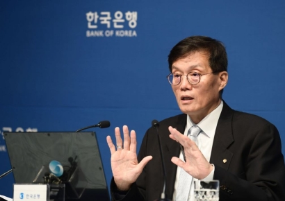 이창용 "금리 인하 시기 고민하는 단계…시장 기대는 다소 과해"[일문일답]