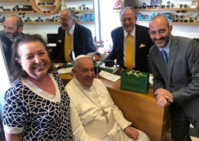 "난 보수적이라 테는 놔두고 렌즈만"…교황 안경점 깜짝방문 