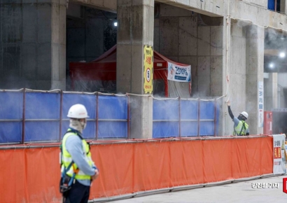 [포토] 건설현장에 설치된 쿨링포그
