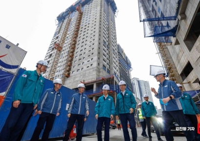 [포토] 장마철 건설현장 점검 나선 이정식 장관-박상우 장관