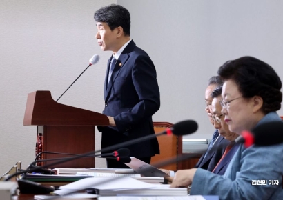 [포토] 업무 보고하는 이주호 부총리