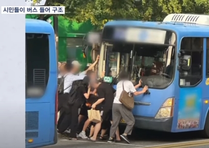 70대 여성, 버스에 깔리자…시민들 '영차 영차'
