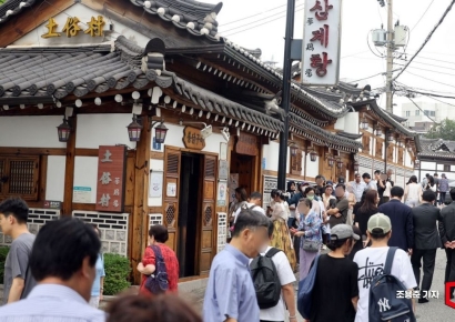 [포토] 붐비는 삼계탕집 앞