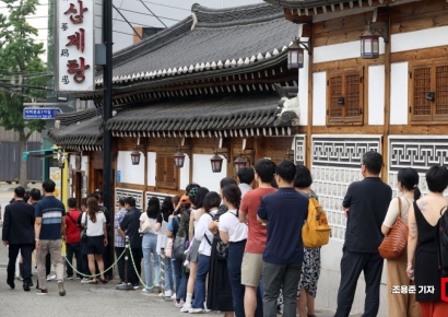 두 얼굴의 삼계탕…사 먹으면 1만7천원 vs 해 먹으면 '반값'