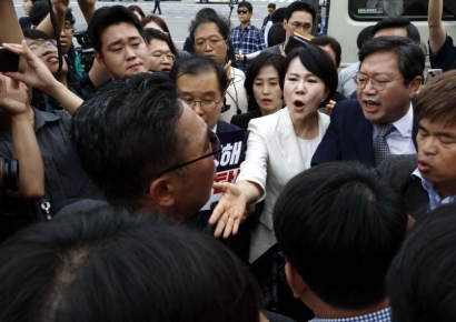 [포토] 야당 법사위원들, 청문회 출석 촉구 대통령실 항의 방문…경찰과 대치