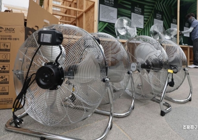 [포토] 광화문광장 분수대 앞 선풍기 설치