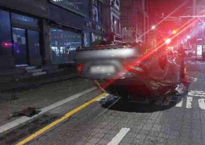 가로등 들이받고 뒤집힌 승용차, 운전자는 사라져