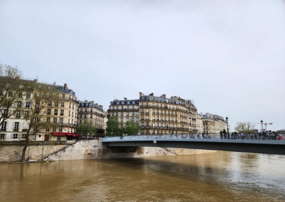 '똥물' 오명 벗는다…파리시장, 올림픽 앞두고 센강 입수 