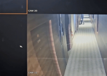 알몸인데 옆방 투숙객 무단침입…마스터키 준 호텔 "어쩌라고"