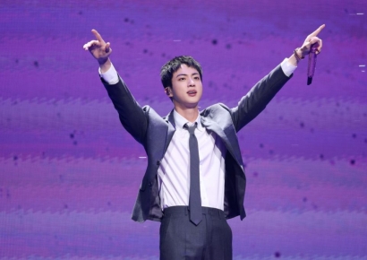 BTS 진, 혁명기념일에 루브르서 파리올림픽 성화 봉송