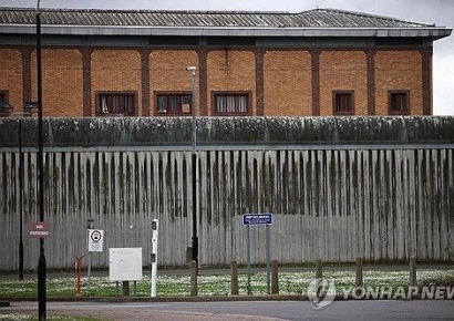 英 정부, 범죄자 조기 가석방 추진 "교도소 붕괴 직전"
