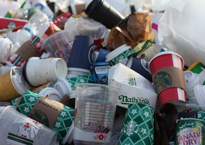 쓰레기 방에 아들 남겨놓고…재혼한다며 집 나간 엄마