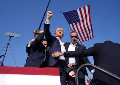 유세장서 갑자기 '탕 탕 탕'…트럼프, 귀에 피흘린채 주먹 불끈(종합)