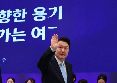 尹 "북한 동포 단 한분도 돌려보내지 않을 것"…탈북민들 눈물·환호(종합)