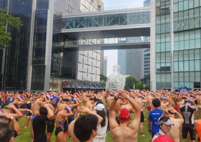 [르포]석촌호수 수영·123층 수직마라톤… 800명 철인 모였다