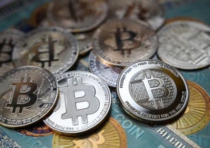 트럼프 총격 이후 들썩이는 테마 코인…2배 뛴 'MAGA'