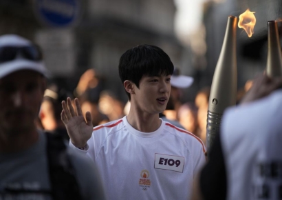 "영광이었다" 방탄소년단 진, 아미 환호 속 파리올림픽 성화 봉송