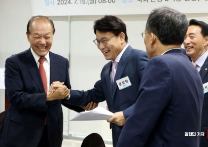 [포토] 인사하는 황우여-윤상현