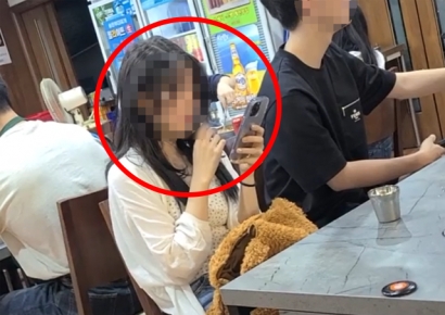 앳된 얼굴로 식당주인 만류에도 '뻐끔뻐끔'…무개념 중국 관광객[영상]
