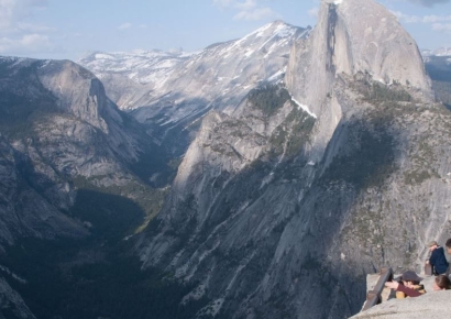 장엄한 폭포 주변이 쓰레기 천지…익숙한 풍경됐다는 미국 국립공원