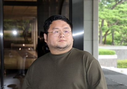 [포토] 구제역의 '황금폰'과 스피커