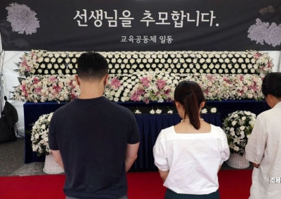 [포토] 서이초교사 1주기 추모하는 시민들 