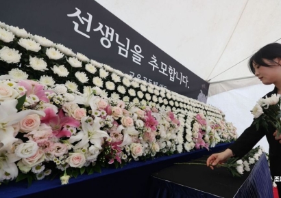 [서이초 1주기]장맛비 속 추모행렬…"바뀌지 않는 현장, 답답하고 미안"(종합)