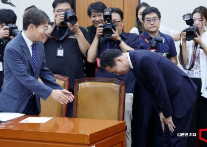 [포토] 국회에서 폴더 인사하는 국세청장 후보자