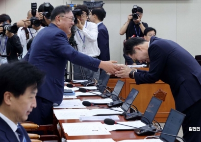 [포토] 인사청문회에서 폴더 인사하는 강민수 후보자