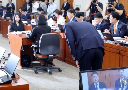 [포토] 인사청문회서 폴더 인사하는 국세청장 후보자