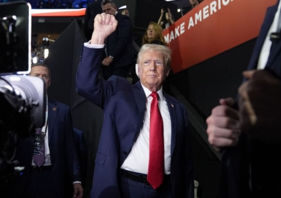 트럼프, 귀에 '붕대' 붙이고 공화당 전당대회 등장