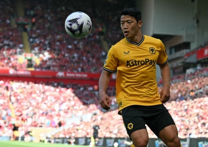 황희찬 인종차별 당하자 격분한 동료…주먹 날리고 퇴장당해 