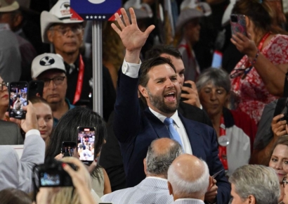 "전기차는 사기"라는 트럼프 러닝메이트…'디젤차 세액공제' 발의