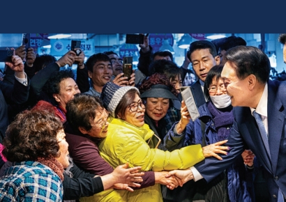 尹 '포토에세이' 발간…"정책 비하인드, 비공개 사진 포함"