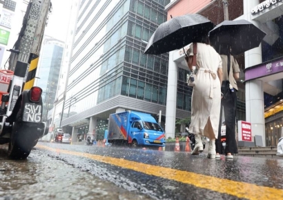 [포토] 빗물 흘러가는 강남역 네거리
