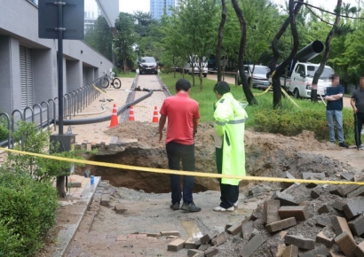 걷다가 갑자기 땅이 ‘푹’ 꺼져…폭우에 전국 싱크홀 주의보