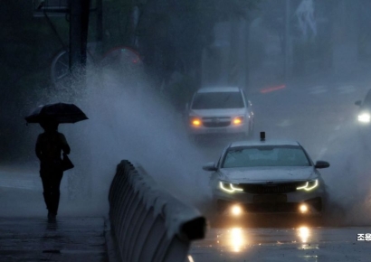 [포토] 서울 호우주의보, 물보라 일으키는 차량