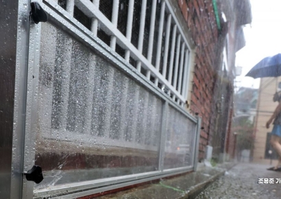 [포토] 수해예방용 물막이판 설치된 주택가