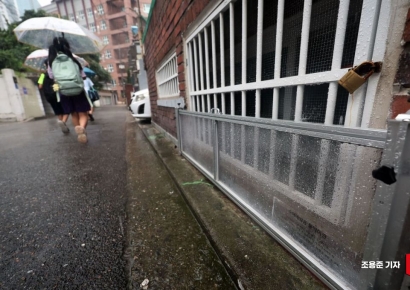 [포토] 쏟아지는 장맛비, 물막이판 설치된 주택
