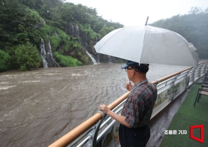 [포토] 불어난 홍제천 바라보는 시민