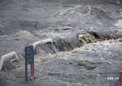 [포토] 흙탕물 쏟아지는 홍제천