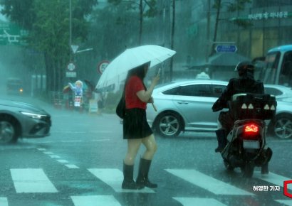 "폭우 땐 절대 장화 신지 마세요"…전문가 경고, 이유는?