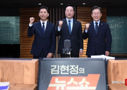 [포토] 주먹 불끈 쥔 김지수 - 김두관 - 이재명 당대표 후보